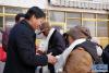 拉萨市城关区政府给社区困难群众献哈达并发放慰问金(1月31日摄)。央梅朵 摄