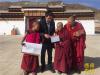 现场发放了藏汉双语的宣传台历、日历等宣传材料。并用通俗易懂的语言为僧人讲解宣传材料上的内容。