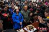 2月1日，西藏拉萨火车站迎来2018首个春运日，同时当日也是两位旅客的生日，拉萨车站的列车员，悄悄为他们准备了生日惊喜派对。上百人的候车室内，旅客们共同为他们唱生日歌送祝福。中新社记者 何蓬磊 摄
