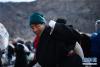 2月2日，青海玉树藏族自治州通天河冰面上，藏族群众在搬运沙子。