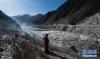 2月2日，青海玉树藏族自治州通天河冰面上，藏族群众准备绘制冰沙嘛呢。