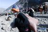 2月2日，青海玉树藏族自治州通天河冰面上，藏族群众在搬运沙子。