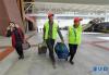 2月5日，中国移动西藏公司志愿者在拉萨火车站为春节返乡旅客搬运行李。新华社记者 刘东君 摄