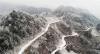 冰雪覆盖的湖北恩施州新塘乡卯山村乡村公路。人民网记者 雷声 摄