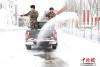 近期，阿里地区持续发布暴雪黄色预警，该部队已加强道路巡查力度及应急响应机制，做好了应对突发情况的各项准备，确保当地民众安全出行。