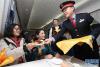 2月7日，乘务员在列车上为返乡的同济大学学生送上餐食。新华社记者 陈飞 摄