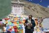 其美多吉在雀儿山垭口抛撒龙达祈福（2017年8月26日摄）。新华社记者 吴光于 摄