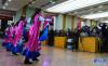 拉萨火车站工作人员表演民族特色节目，为春运路上的旅客送上节日祝福（2月14日 摄）。新华社发（央梅朵 摄）