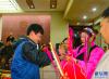 拉萨火车站为旅客献上切玛、青稞酒，迎接春节与藏历新年的到来（2月14日 摄）。新华社发（格桑平措 摄）