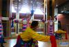 拉萨火车站工作人员为旅客表演民族舞蹈（2月14日 摄）。新华社发（格桑平措 摄）