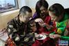 2月14日，在西藏拉萨市城关区夺底乡维巴村的一处藏式民宿中，女主人德吉（右）与来自北京的游客李雾（左）、陈丽莎一同制作“古突”夜面疙瘩汤。新华社发（格桑边觉 摄）