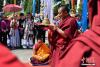 藏族僧人进行祈福法会。中新社记者 任东 摄