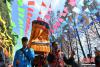从云南香格里拉松赞林寺远道而来的僧人在藏族村里进行祈福法会，并且在云南各少数民族代表的陪同下，在云南民族村内巡游，庆祝藏历新年。中新社记者 任东 摄