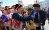 2月24日农历正月初九，四川省雅安市宝兴县硗碛藏族乡藏族群众美酒迎客。