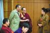 西藏自治区全国政协委员朗杰拉措（右）与四川省全国政协委员们在会议间隙热议会议内容。记者　旦增西旦　摄
