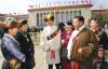西藏自治区的全国人大代表聆听完政府工作报告后，在会场外开心交流。记者　姚海全　摄