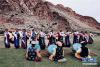 西藏日喀则市萨嘎县旦嘠乡农牧民在排演“甲谐”舞（2月26日摄）。