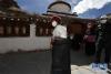 3月9日，藏族群众围绕藏娘佛塔转白塔祈福。新华社记者 吴刚 摄