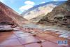 位于西藏昌都市芒康县境内的千年古盐田（3月11日摄）。