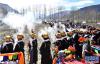 3月17日，山南市乃东区门中岗村村民把糌粑撒向天空，祈愿丰收吉祥。新华社记者 觉果 摄