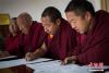 3月21日，西藏拉萨市色拉寺僧人正在答卷。