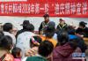 在云南省迪庆藏族自治州德钦县佛山乡鲁瓦村，益西央宗(右二)在宣讲党的政策(3月12日摄)。