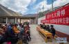 在云南省迪庆藏族自治州德钦县佛山乡鲁瓦村，藏族干部益西央宗（右二）在宣讲党的政策（3月12日摄）。 新华社记者胡超摄