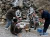2007年8月21日，钟扬与西藏大学师生在西藏采集种子。这是他们在户外吃午饭。新华社发