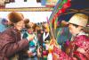 拉萨市曲水县才纳乡四季吉祥村的村民们互献吉祥“切玛”，祝福新年吉祥如意。记者 次旺 李洲 摄