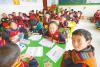 那曲地区安多县扎仁镇小学的孩子们在窗明几净的教室里愉快地上课。记者 格桑吉美 摄
