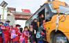 3月27日，克松村的孩子们登上校车出发去幼儿园。