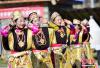 3月28日，西藏林芝民众表演藏族特色舞蹈。当日是西藏百万农奴解放59周年纪念日，西藏多地举行庆祝活动。 中新社记者 周文元 摄