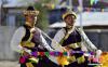 3月28日，西藏林芝民众弹奏扎木念琴。当日是西藏百万农奴解放59周年纪念日，西藏多地举行庆祝活动。 中新社记者 周文元 摄