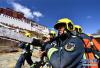 布达拉宫消防大队消防战士在进行消防演练（4月2日摄）。