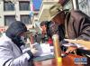 在西藏山南市乃东区昌珠镇克松社区，医护人员为结束体检的居民填写健康档案，并向居民提供健康建议（3月20日摄）。