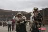 青海藏族民众糌粑狂欢节迎春耕