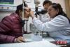 4月9日，“拉萨光明行”医疗专家指导藏族医生为眼疾患者做检查。