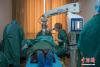 4月9日，“拉萨光明行”医疗专家为白内障患者手术。