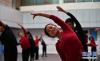 4月10日，拉孜县民间艺术团的演员在西藏自治区群艺馆参加舞蹈培训。