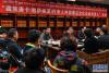 4月11日，西藏文化产业协会副秘书长尼玛次仁（左）在活动中介绍唐卡产业发展情况。新华社记者 刘东君 摄