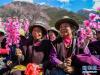 当地百姓在观看西藏林芝市工布江达县旅游季启动仪式歌舞表演（4月15日摄）。