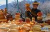 一位男子在展示农牧特色产品——手工木碗（4月15日摄）。 新华社记者 刘东君 摄