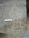 琼结县拉玉乡一处石块上发现的点状敲凿痕迹形成的线条图案（2017年6月17日摄）。新华社发（陈祖军 摄）