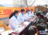 2015年3月16日，周南（左二）在西藏聂拉木县樟木镇雪布岗居委会义诊。