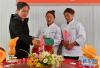 4月20日，在林芝市“啦·咧思餐饮文化职业技能培训学校”，教师珍嘎（左）在指导学员摆设餐桌。新华社记者 张汝锋 摄