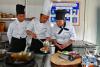 4月20日，在林芝市“啦·咧思餐饮文化职业技能培训学校”，教师洛桑（中）指导学员做菜。新华社记者 张汝锋 摄