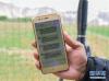 农技人员拨打“土壤监测”电话后，会立即接收到远程墒情监测站自动发送的短信，为农技人员进行农事管理工作提供大数据参考（4月25日摄）。 刘东君摄
