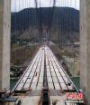 雅康高速兴康特大桥桥面板已吊装完成。 中新社记者 刘忠俊 摄