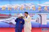 中国铁路文工团演员孙岩（右）与中铁十九局职工合唱《鸿雁》（4月27日摄）。新华社记者 觉果 摄