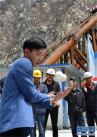 中国铁路文工团演员邢立军在拉林铁路加查大桥工地表演（4月26日摄）。新华社记者 觉果 摄